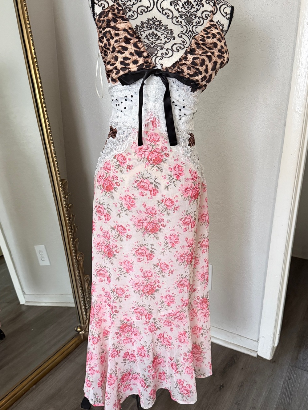 Floral Pink dress run like L / M with Vintage-Inspired Lace